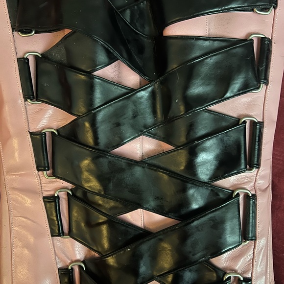 Pink leather overbust corset with black pvc details - Picture 3 of 5